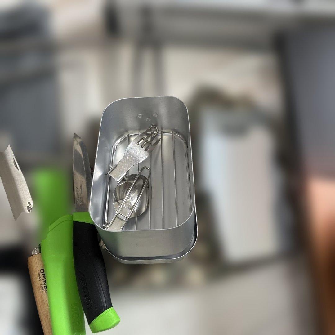 HAWKGEAR アウトドア食器セット、寝袋。