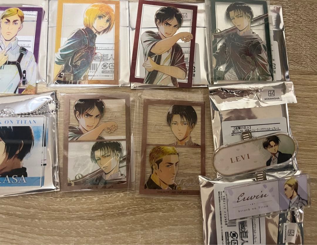 進撃の巨人　バラ売り可　エレン　リヴァイ　アクスタ　キーホルダー　ポスカ