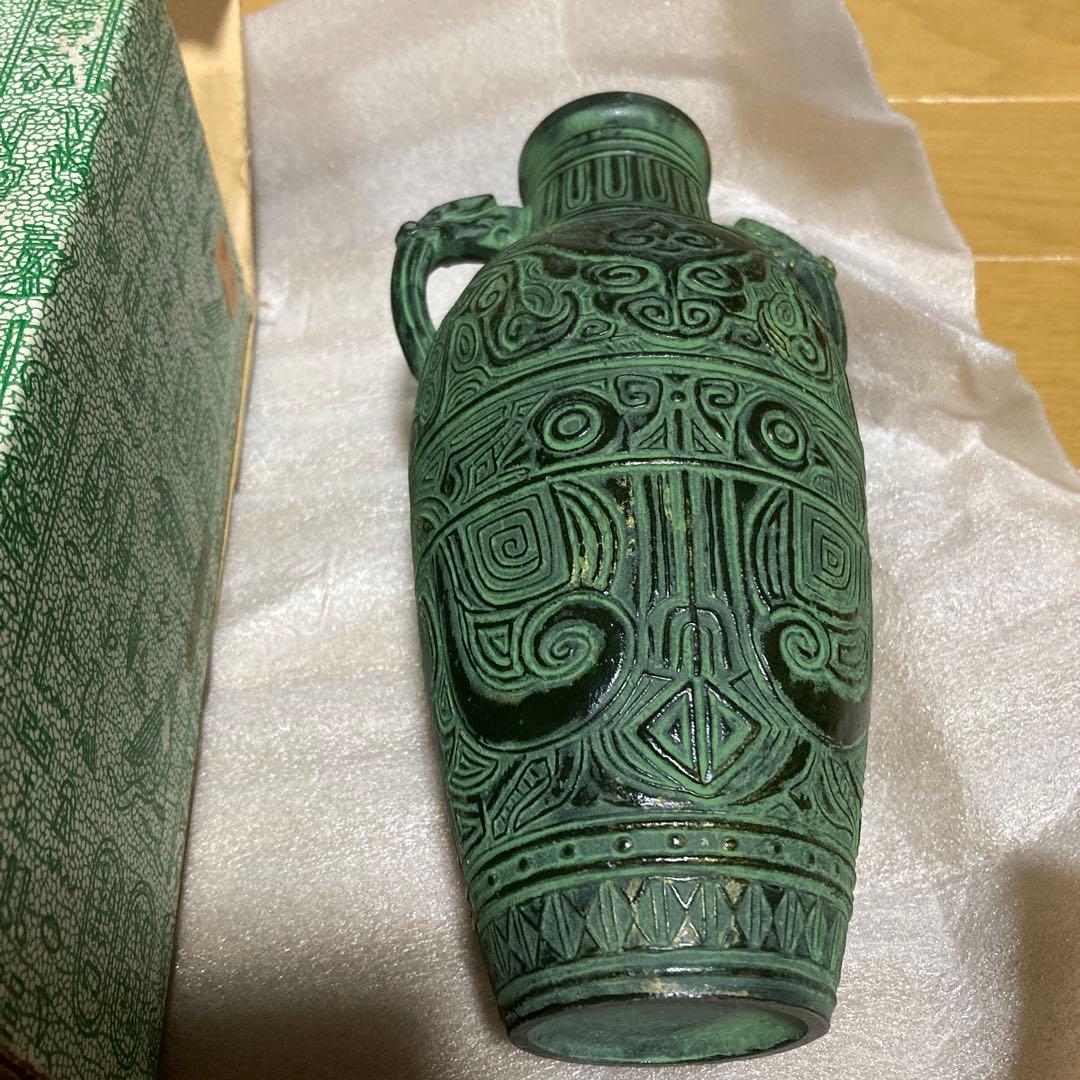 花瓶　金属　模様