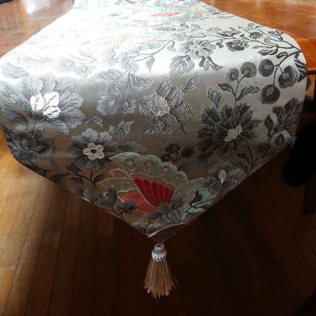 花と蝶の刺繍タッセル付きテーブルセンター200cm シルバー(正絹袋帯リメイク)