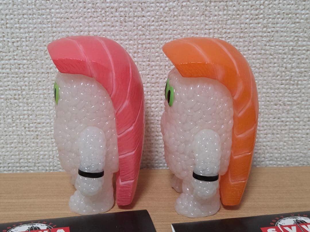 アートジャンキー One up. 寿司レスラー 大トロ サーモン ソフビ 2種