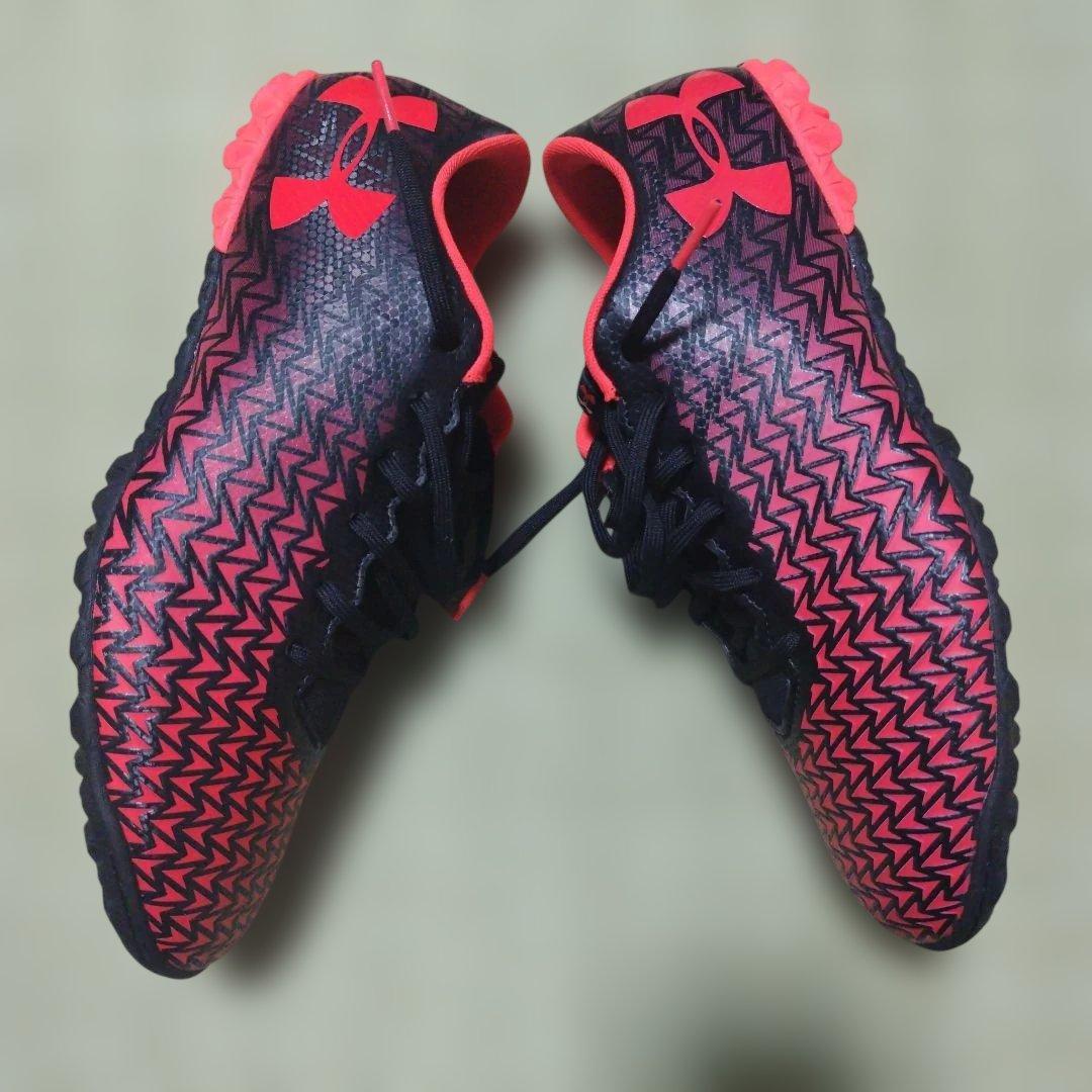Under Armour　サッカー　トレーニングシューズ 黒/赤