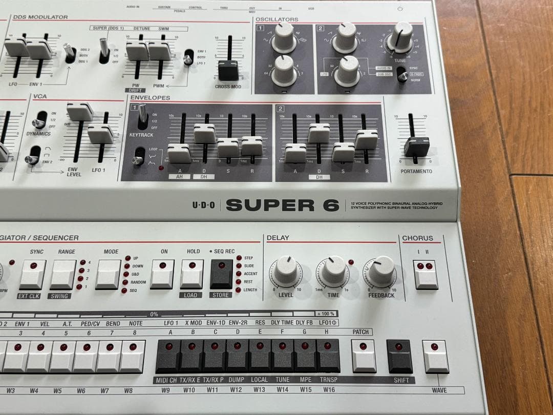 アナログシンセサイザー Super 6 Desktop ダストカバー付