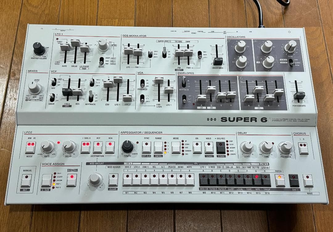 アナログシンセサイザー Super 6 Desktop ダストカバー付