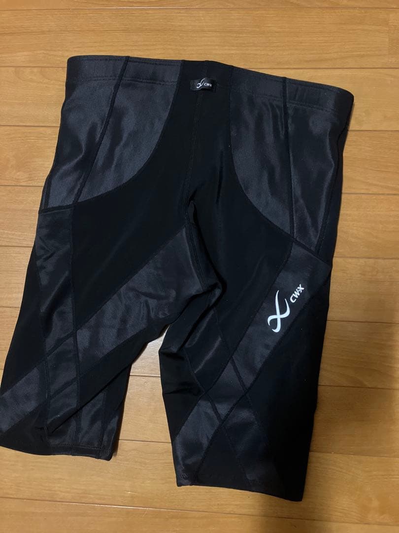 X-cw-xの膝丈スパッツです。