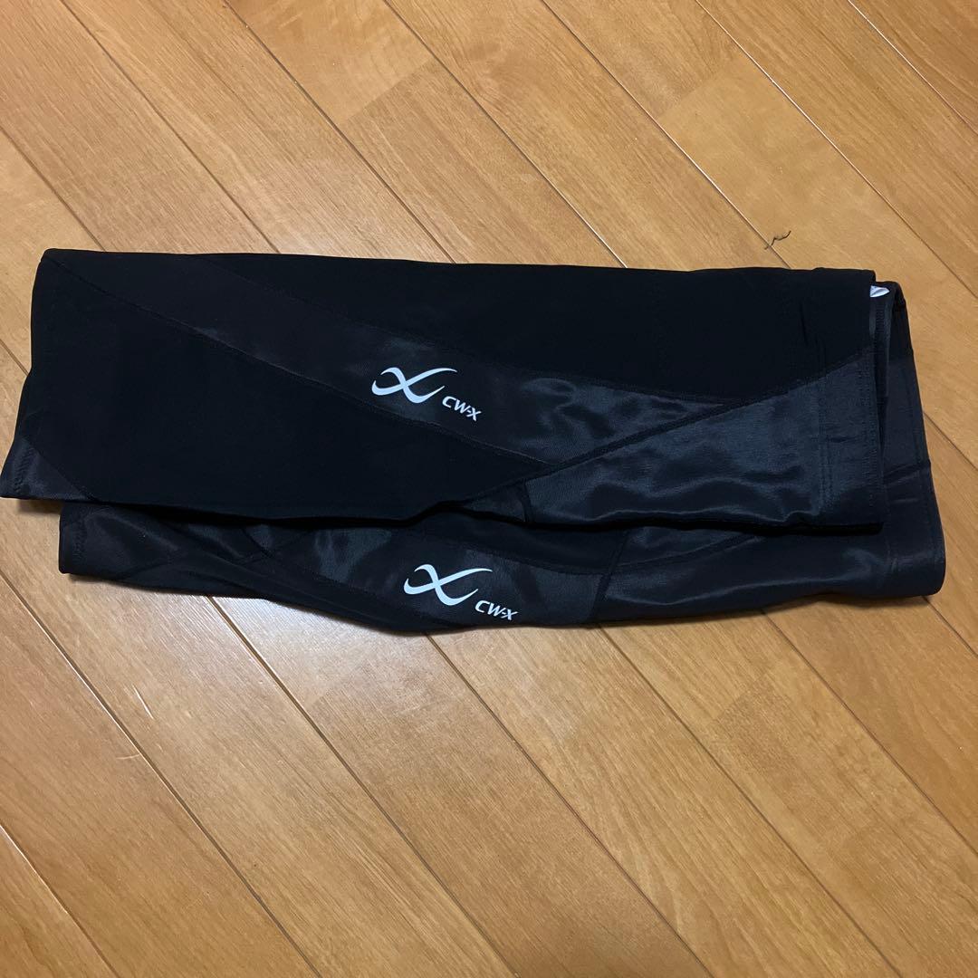 X-cw-xの膝丈スパッツです。
