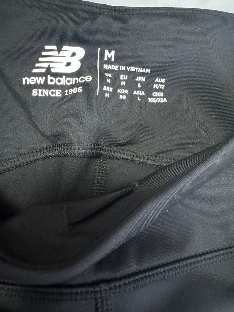 ニューバランス new balance スポーツウエアーズボン新品タグ付き。黒色