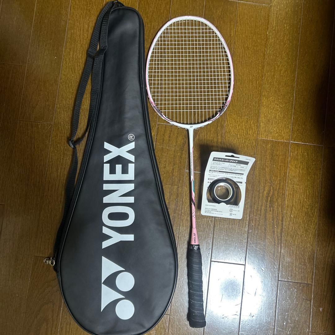 グリップ交換テーブおまけ付き　ヨネックス　バドミントンラケット　ピンク