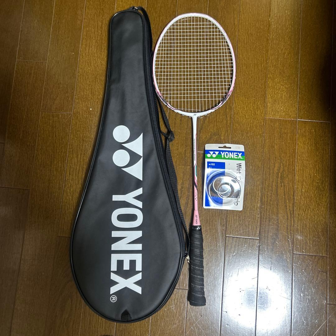 グリップ交換テーブおまけ付き　ヨネックス　バドミントンラケット　ピンク