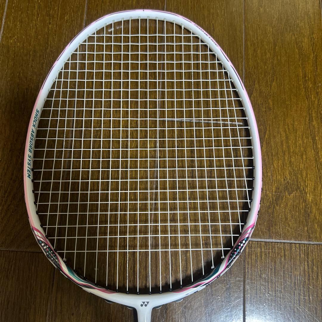 グリップ交換テーブおまけ付き　ヨネックス　バドミントンラケット　ピンク
