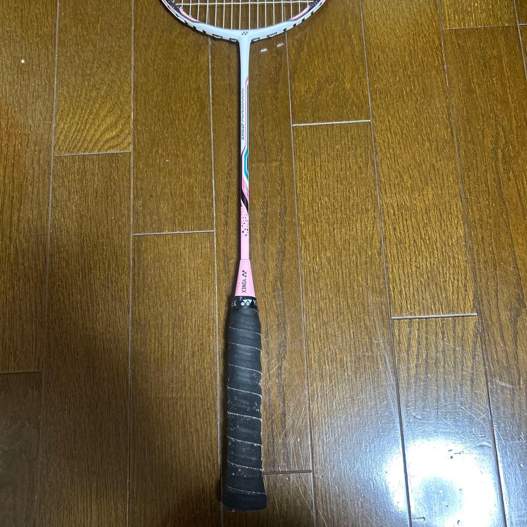 グリップ交換テーブおまけ付き　ヨネックス　バドミントンラケット　ピンク