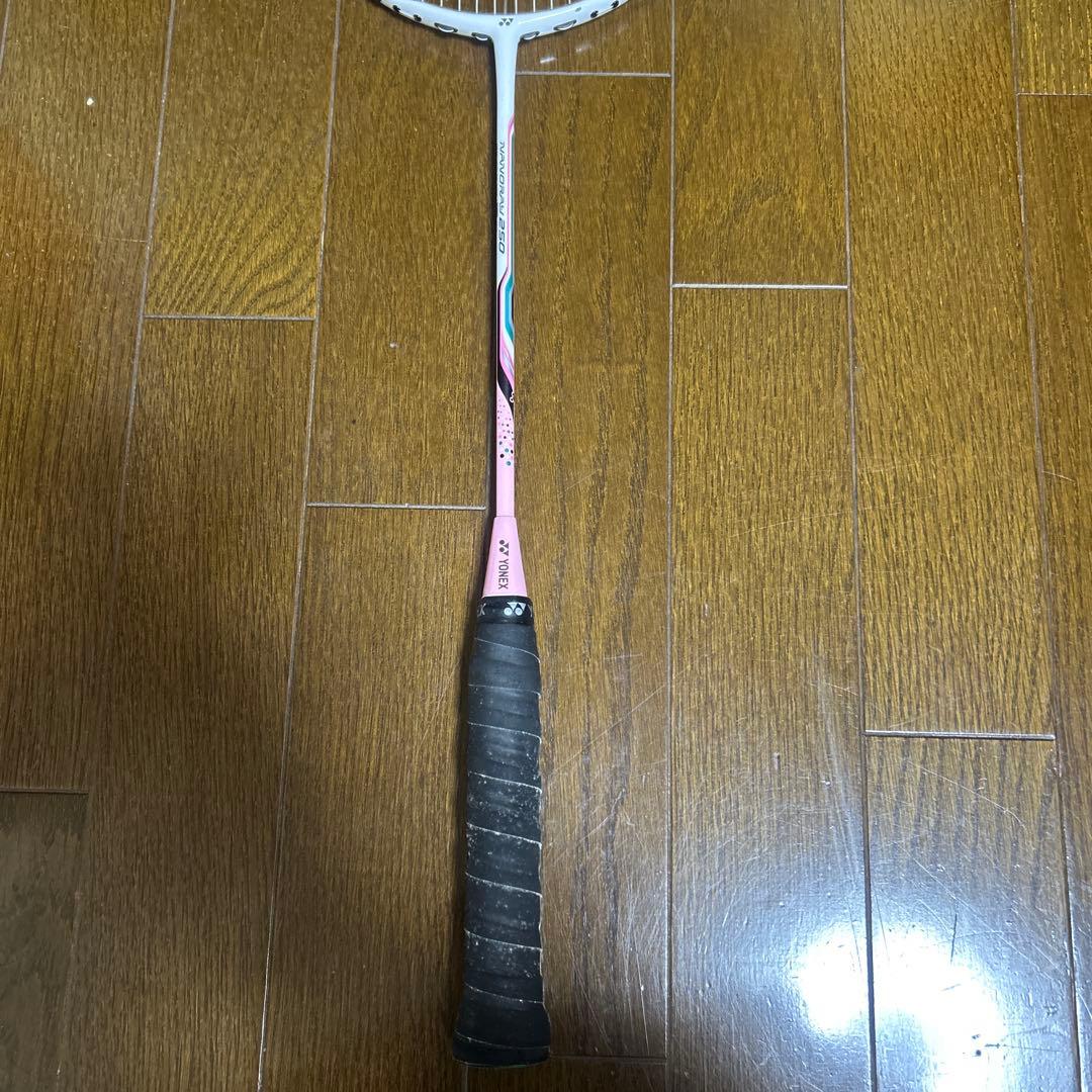 グリップ交換テーブおまけ付き　ヨネックス　バドミントンラケット　ピンク