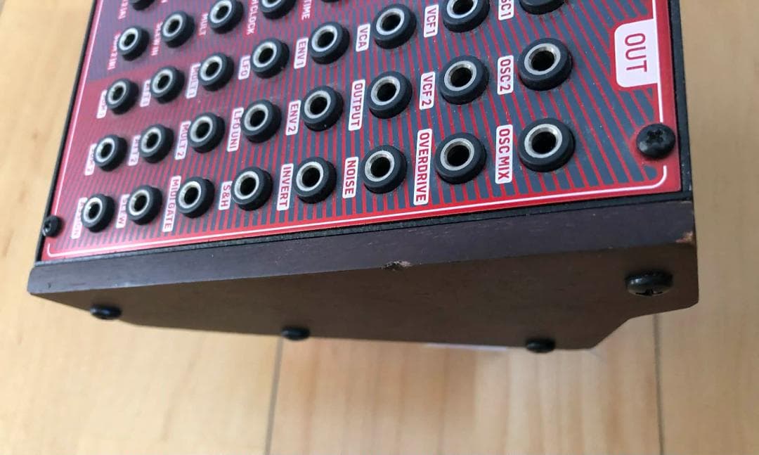 Behringer Neutron アナログ セミモジュラーシンセサイザー