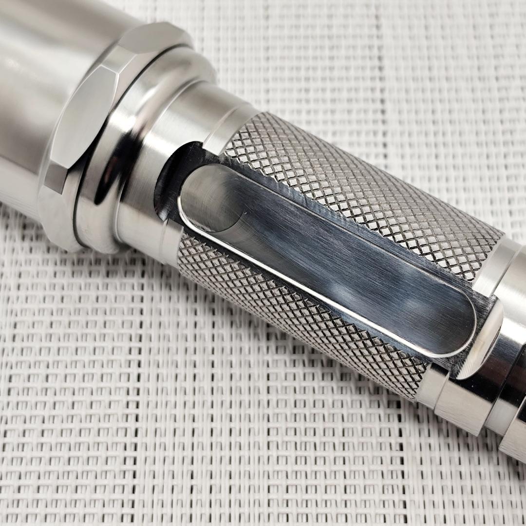 SUREFIRE 6P スタイル チタンライト／ランヤードリング付き