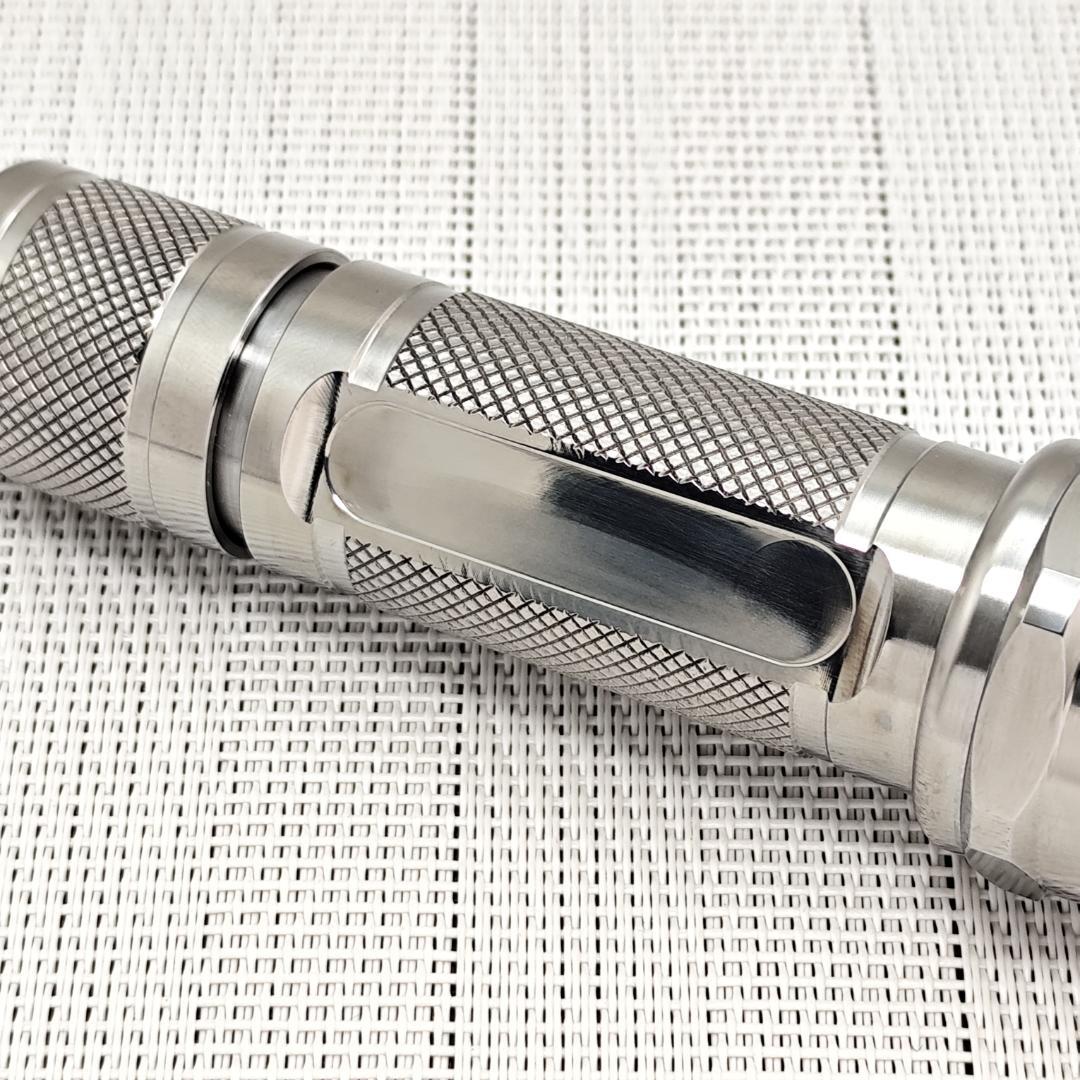 SUREFIRE 6P スタイル チタンライト／ランヤードリング付き