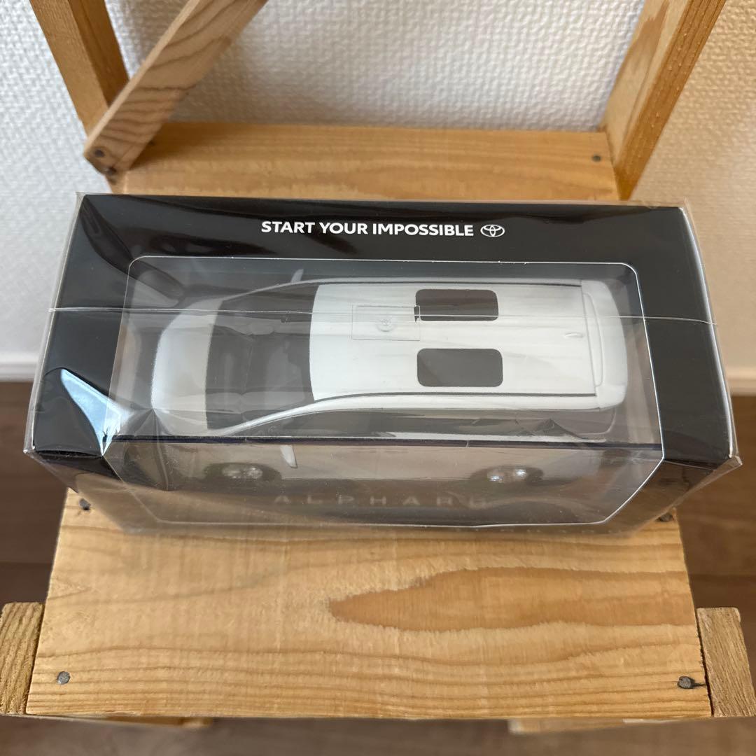 【値下げしました】新型アルファード 40系 ミニカー 1/30スケール
