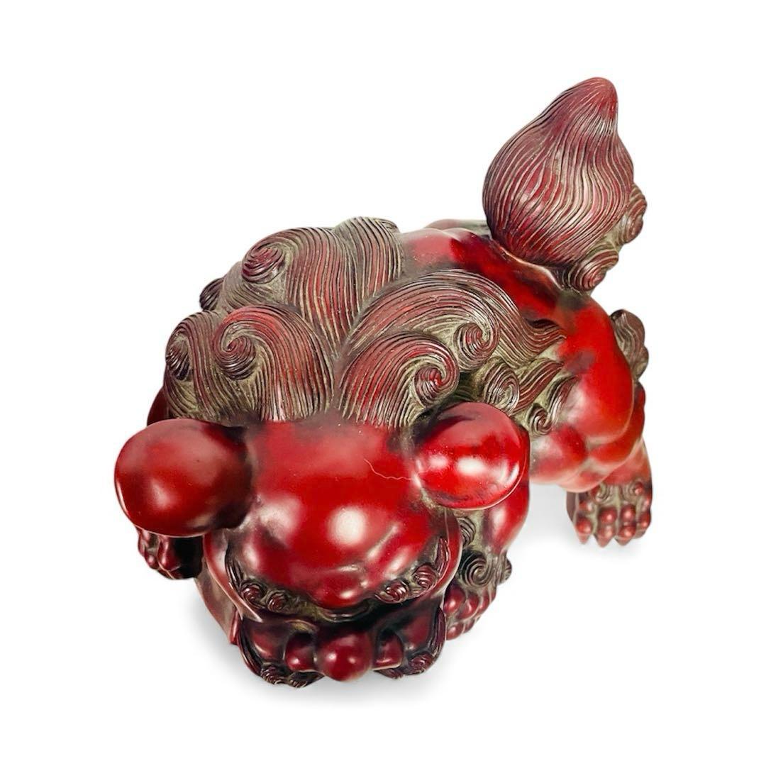 玉乗りシーサー　赤色 獅子像 置物 伝統的