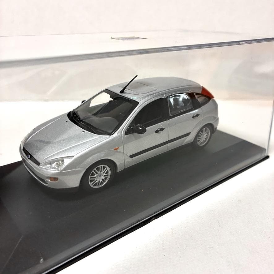 新品　ミニカー　1/43『Ford Focus 2000 GHIA』シルバー