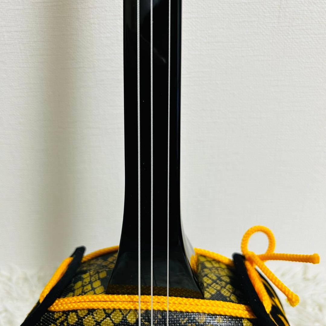 ★極美品★ 沖縄三線 蛇柄　人工革　三味線 胴巻き 和楽器 ミニチューナー付き