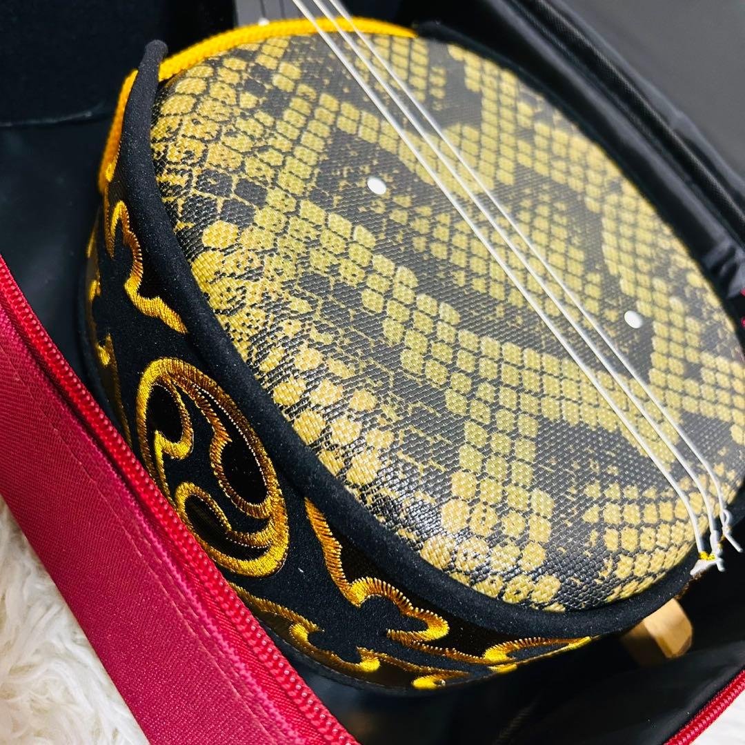 ★極美品★ 沖縄三線 蛇柄　人工革　三味線 胴巻き 和楽器 ミニチューナー付き
