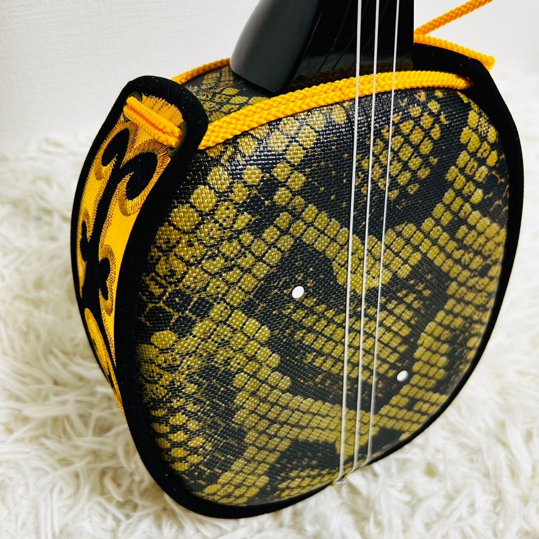 ★極美品★ 沖縄三線 蛇柄　人工革　三味線 胴巻き 和楽器 ミニチューナー付き