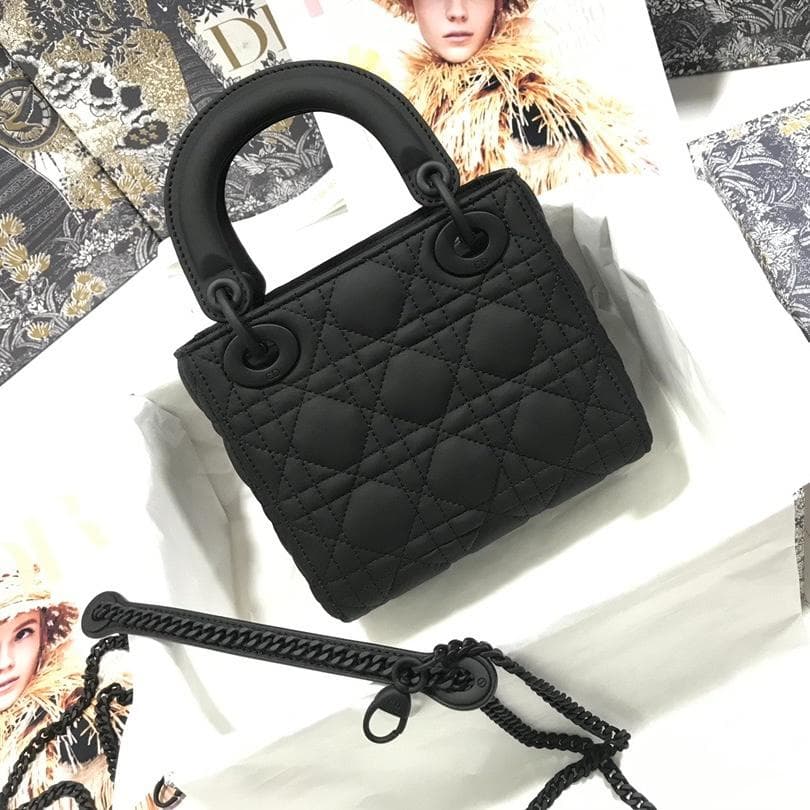 美品・ブラック キルティング レザー ショルダーバッグ~~