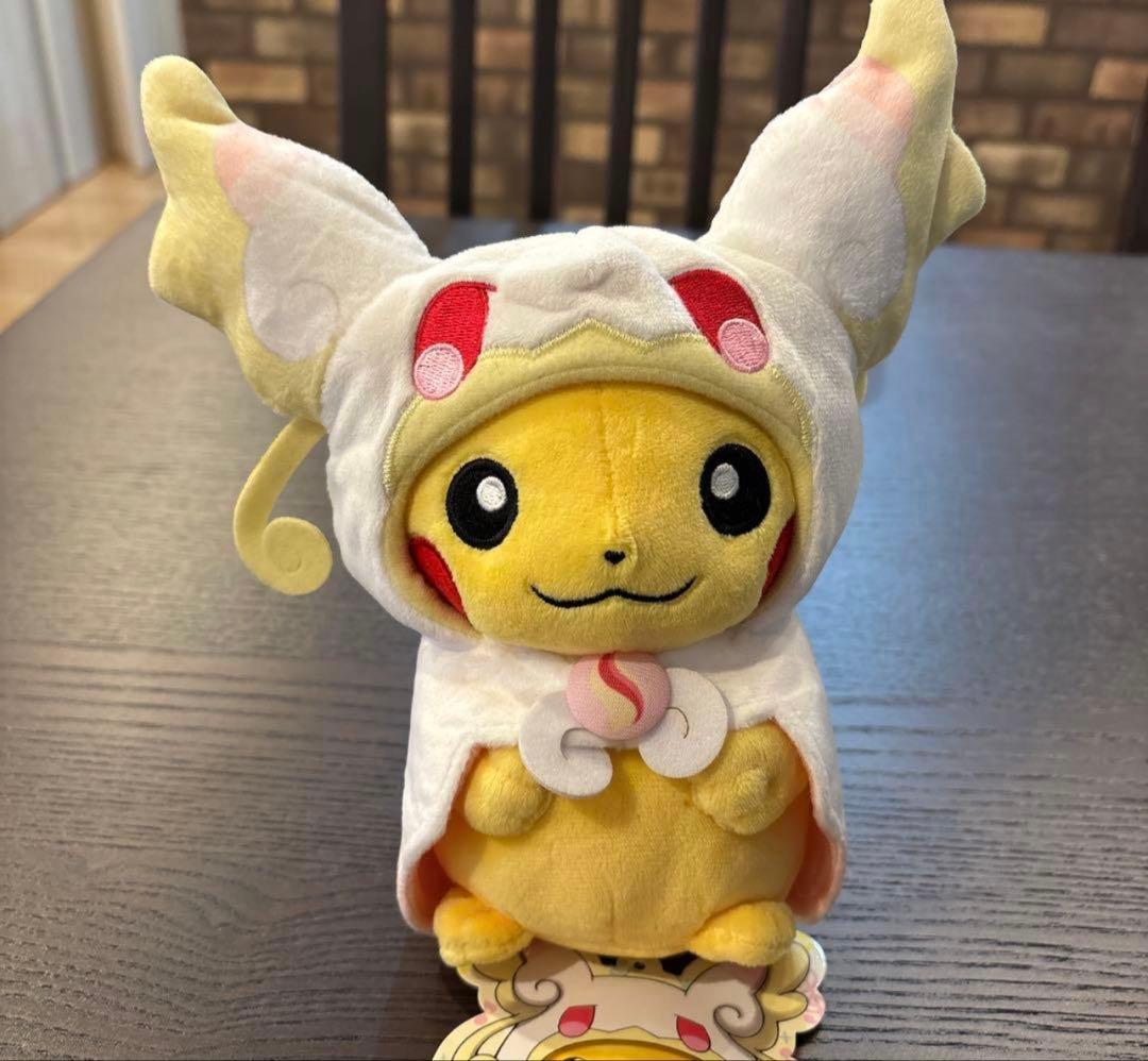 メガタブンネのポンチョを着たピカチュウぬいぐるみ