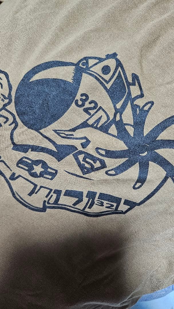 厚木米軍、カーキ ロゴ入り Tシャツ。 サイズ XL　です。