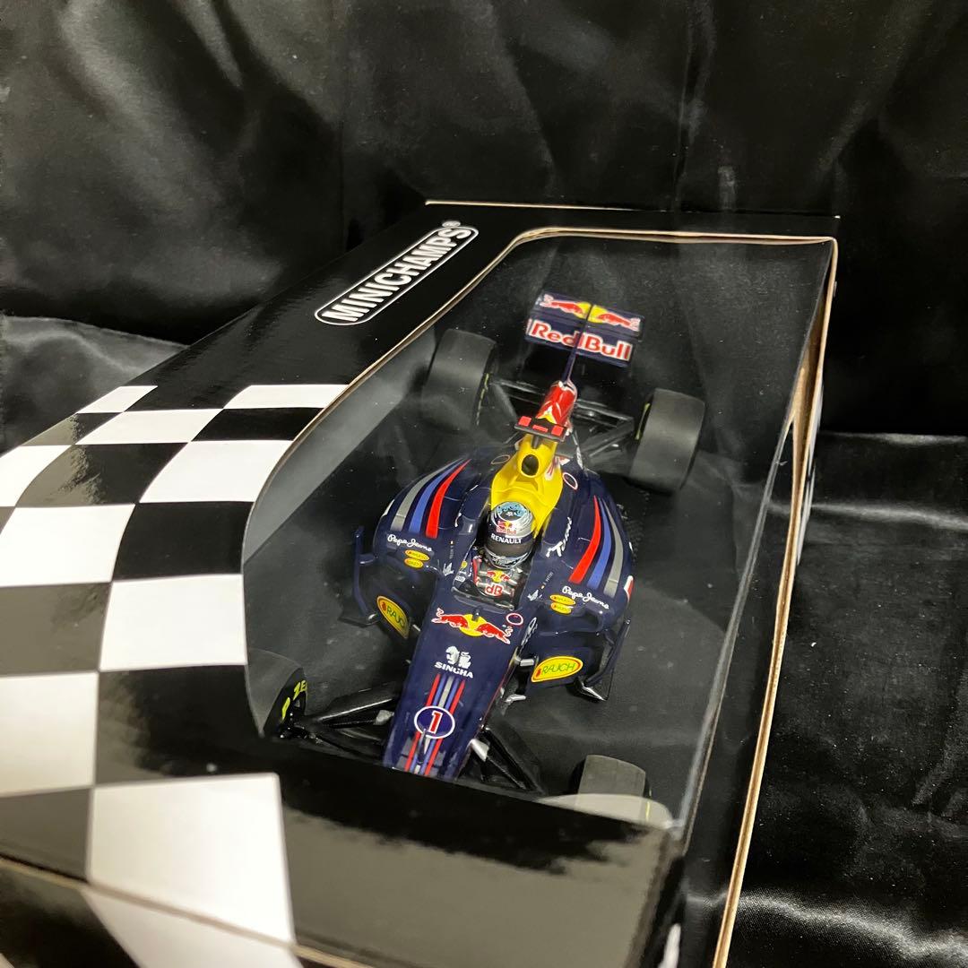 ミニカー RED BULL RENAULT F1 MINI CHAMPS 1/18