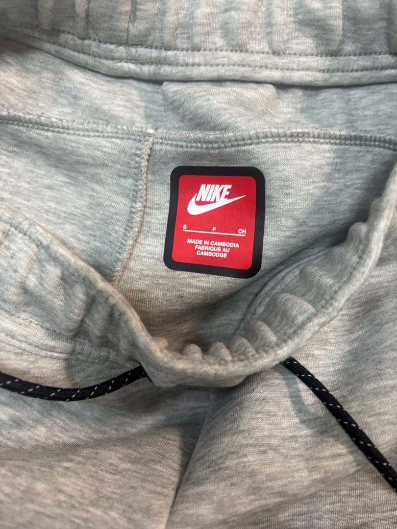 Nikeテックフリースグレー上下s