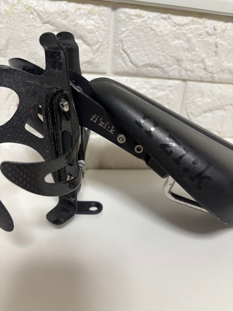 fizik サドル ブラック　ボトルケージ付き