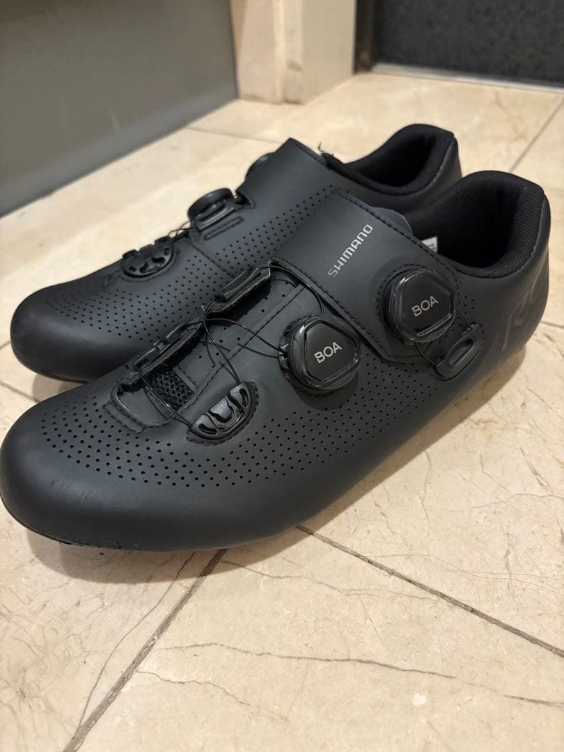 Shimano RC7ブラック 42.5ワイドタイプ26.8センチとなります。