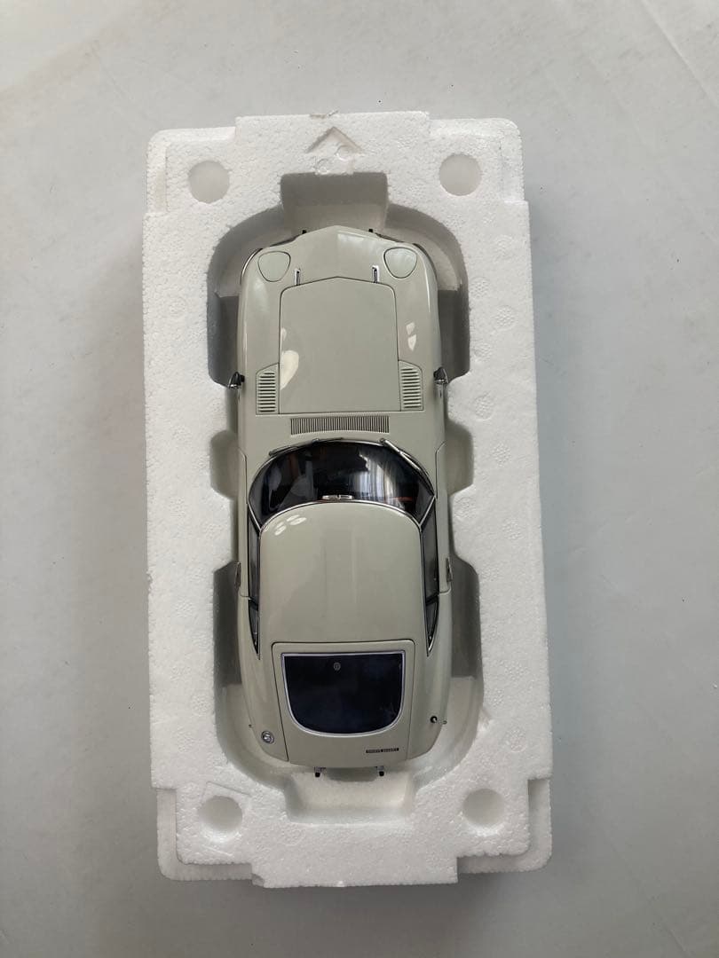 AUTOart 1/18 トヨタ 2000GT ダイキャストモデル