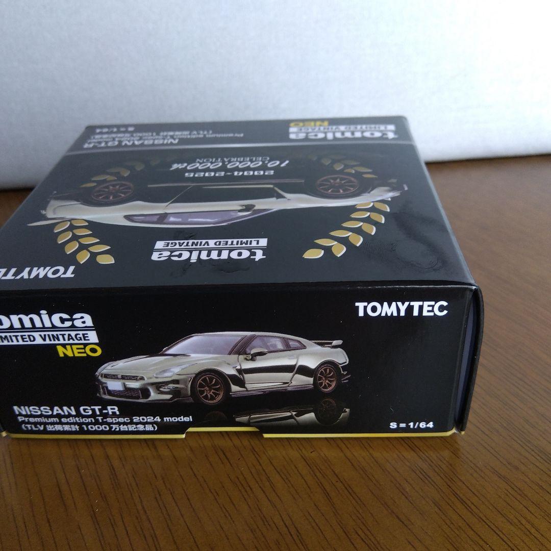 トミカ 限定版 NISSAN GT-R 1/64