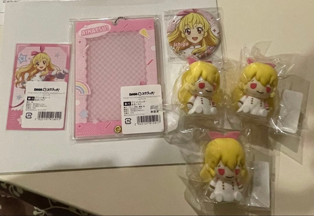 アイカツ DMMスクラッチ 星見いちご チケットホルダー 缶バッジ　フィギュア