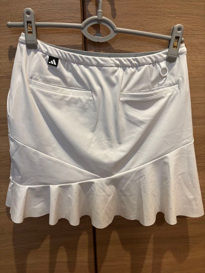 adidasゴルフウェア ホワイト フリルスカートとロングシャツ 値下げ中