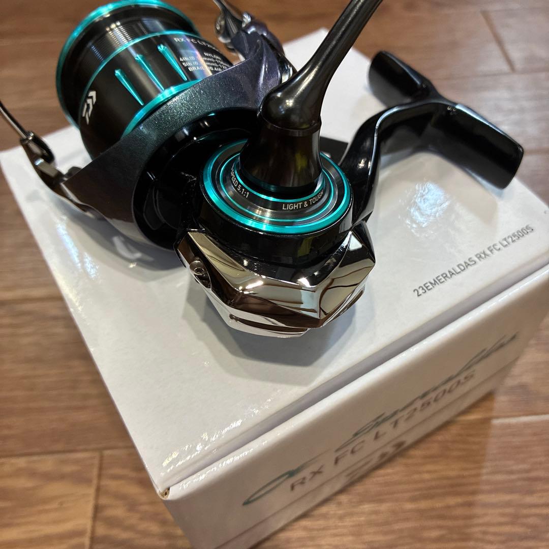未使用　ダイワ　エメラルダス　RX FC LT2500S スピニングリール