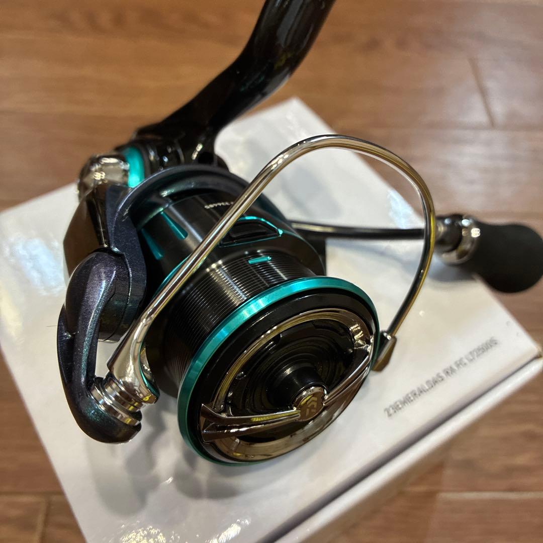 未使用　ダイワ　エメラルダス　RX FC LT2500S スピニングリール