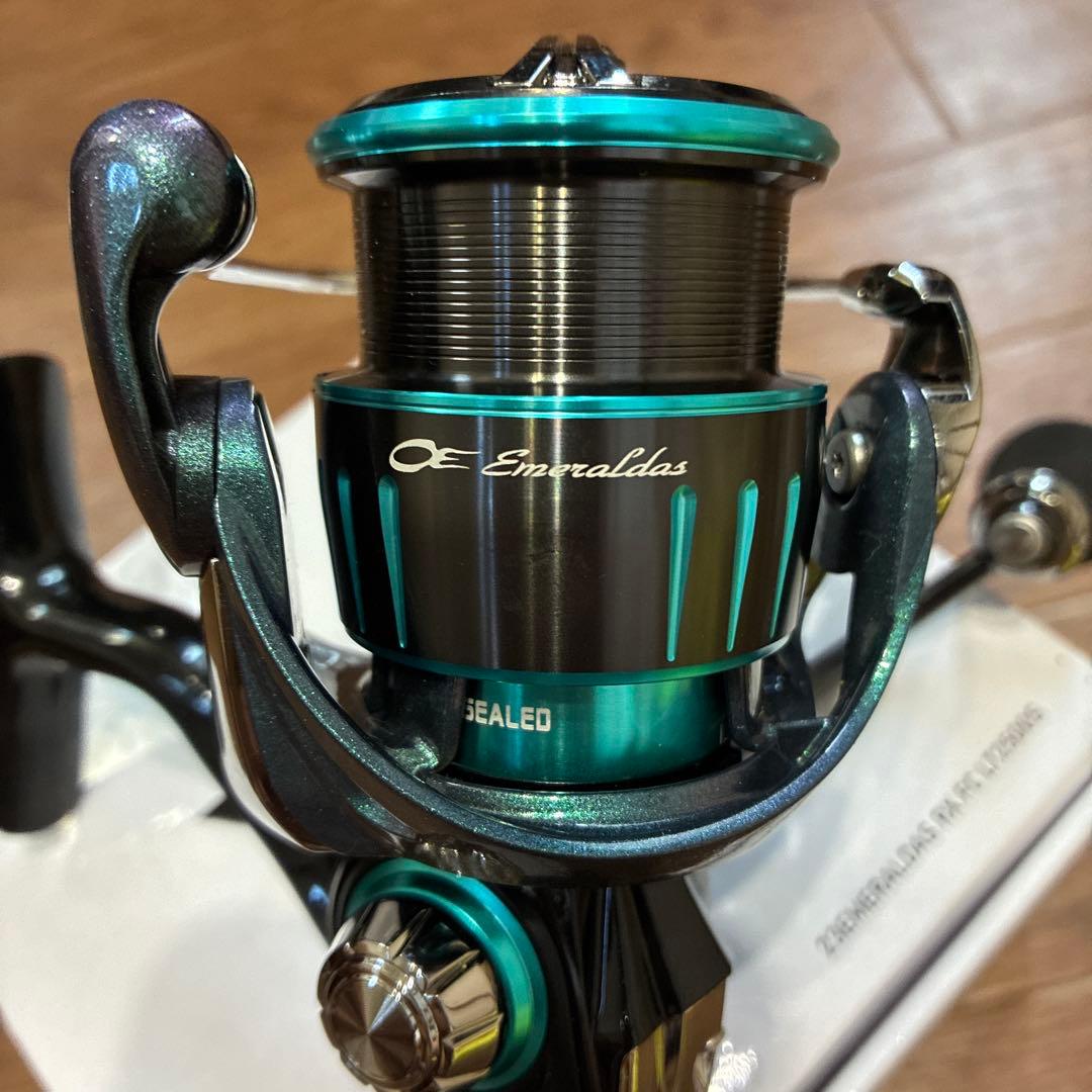 未使用　ダイワ　エメラルダス　RX FC LT2500S スピニングリール