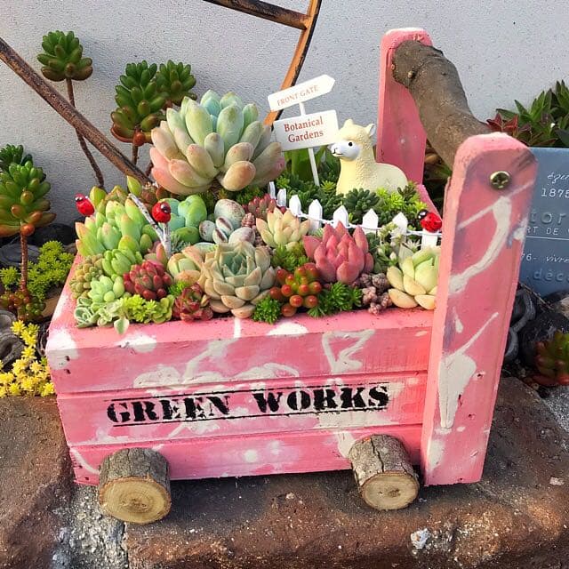 ★多肉植物　寄せ植え〜手作り　木製手押しカート　中　ピンク〜★