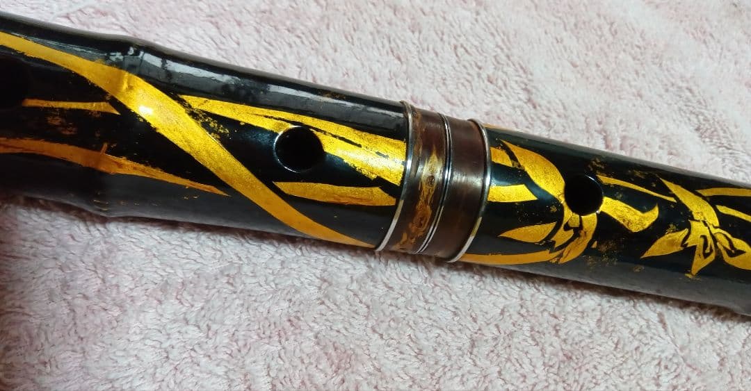 中古品*尺八 黒地に金色花柄吹き口カバー付き