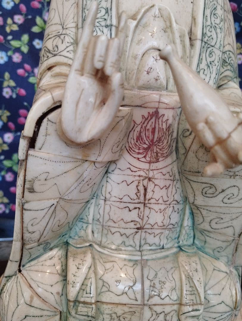 観音像 骨製？