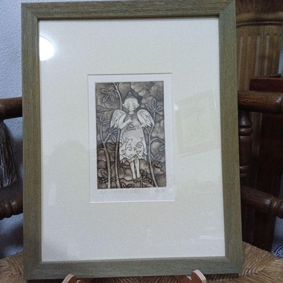 逸見亜古さん銅版画 天使にお願い　逸見亞古モスグリーン木製 額縁