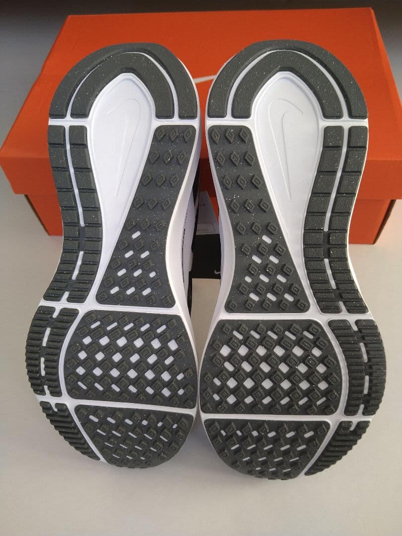 新品　Nike　ナイキランニングシューズ