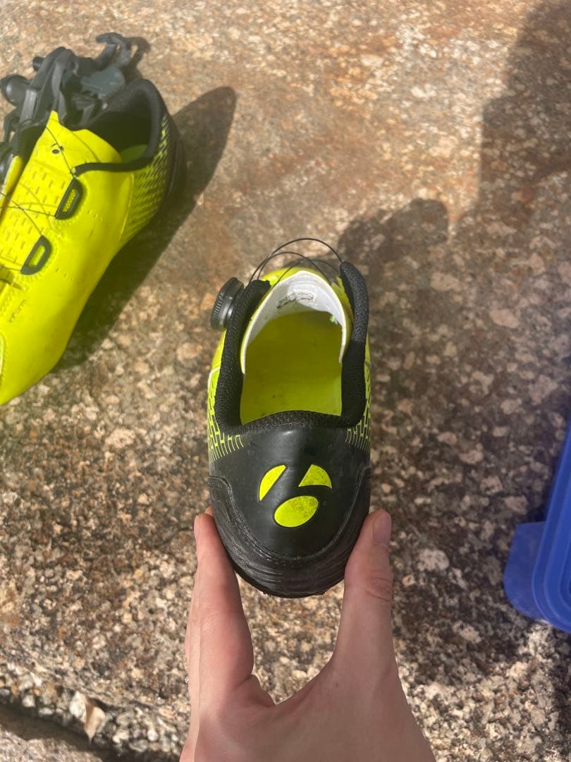 Bontrager サイクリングシューズ イエロー クリート、ペダル付き