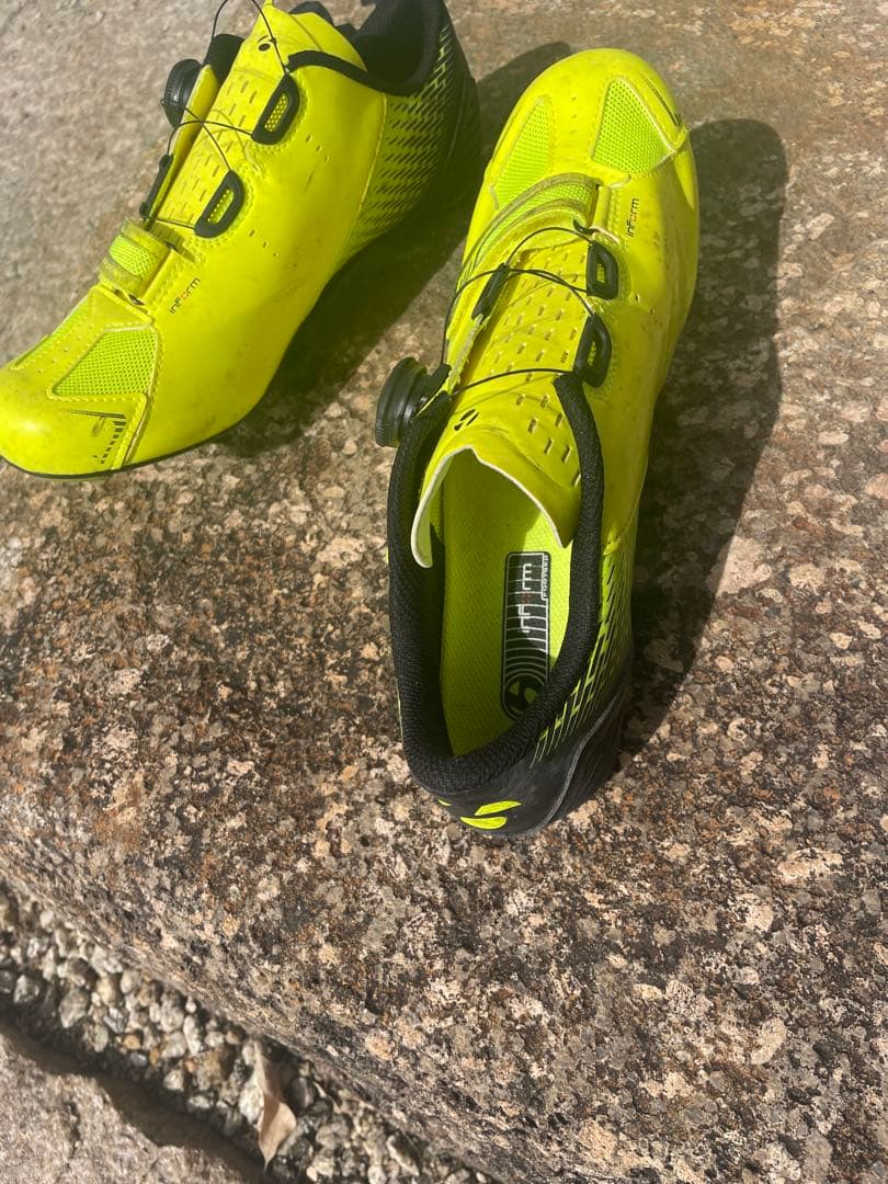 Bontrager サイクリングシューズ イエロー クリート、ペダル付き