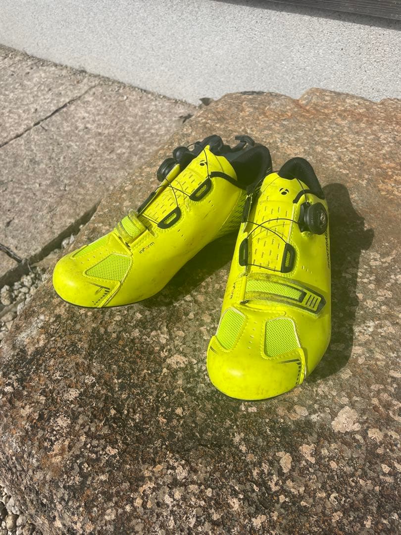 Bontrager サイクリングシューズ イエロー クリート、ペダル付き