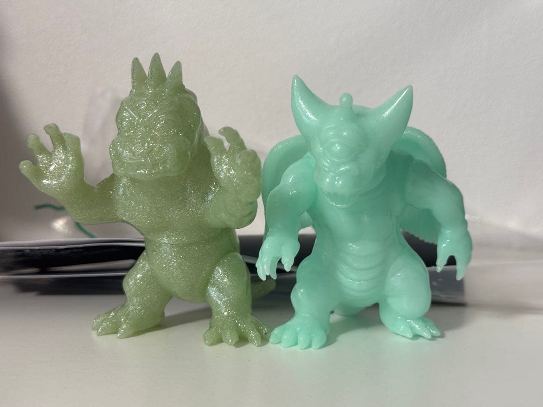 シカルナ工房　発光性怪獣フィギュア2体セット