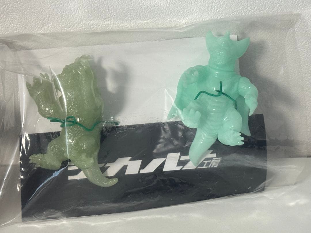 シカルナ工房　発光性怪獣フィギュア2体セット