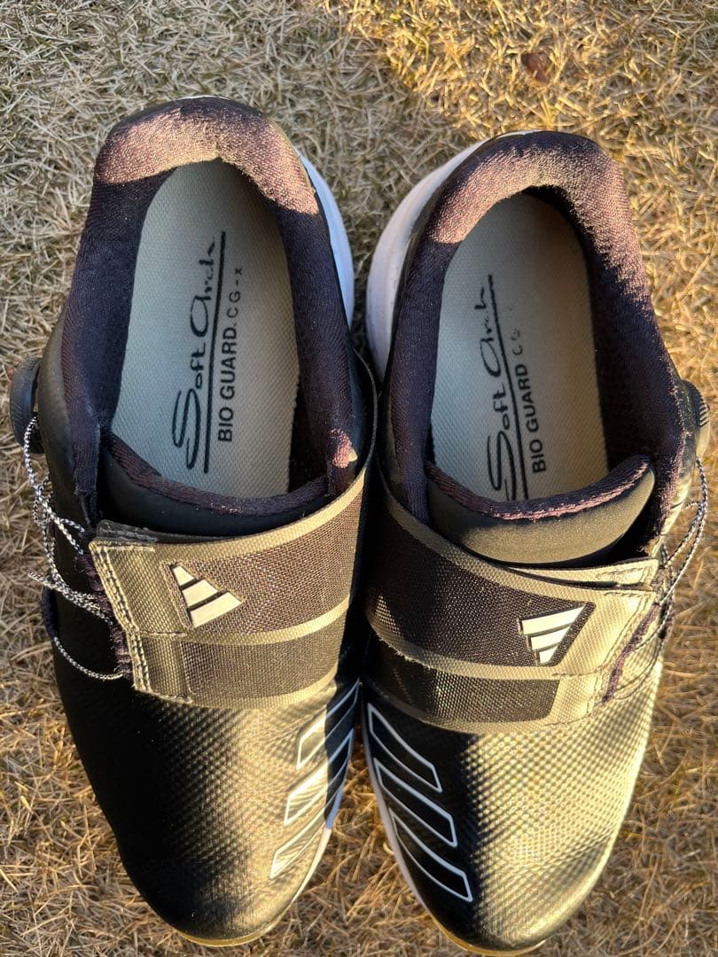 adidasブラックゴルフシューズ